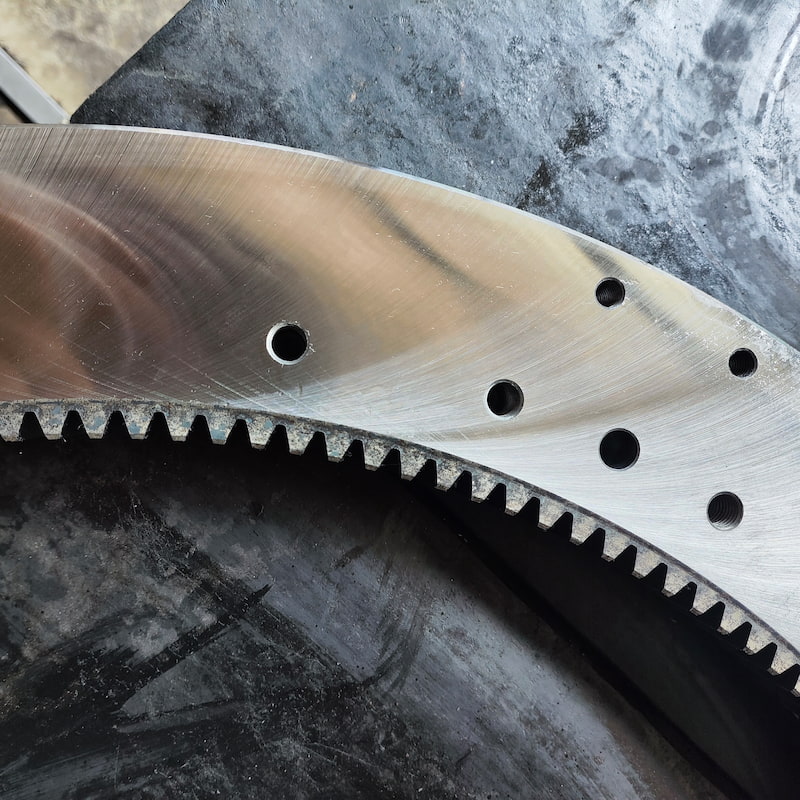 Slewing bearing with internal gear