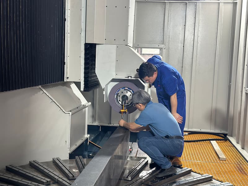 La precisión que define la excelencia: El proceso de calibración de nuestra nueva rectificadora de alta precisión de 3 metros.
