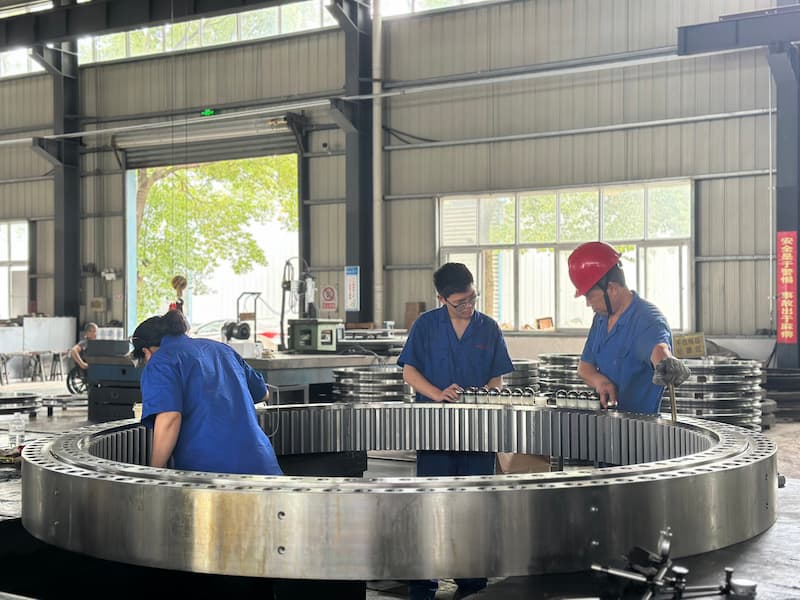 Precisión en movimiento: Carga de bolas de acero en nuestro rodamiento giratorio de 2 metros para grúas montadas sobre camión.
