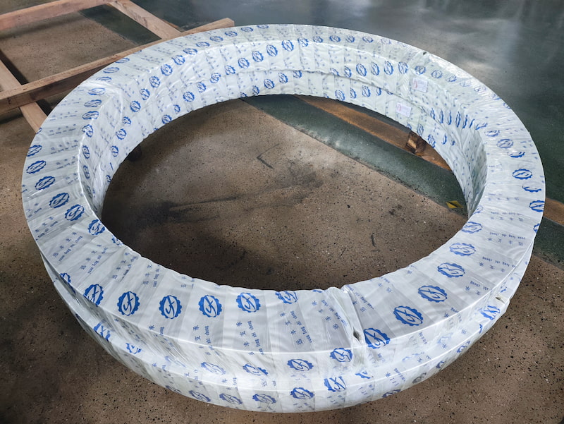 Slewing bearings with internal gear Slewing bearings with internal gear