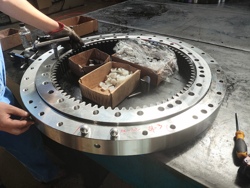 Slewing bearings with internal gear Slewing bearings with internal gear