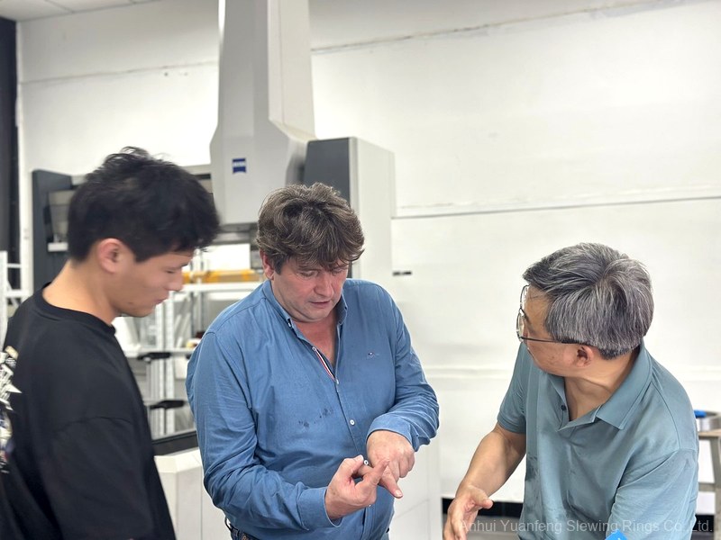 Un cliente extranjero visita la fábrica de Yuanfeng en Hefei.
